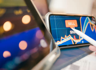 Operador que trabaja con múltiples mercados revisando alternativas en Bitcoin, Ethereum y forex